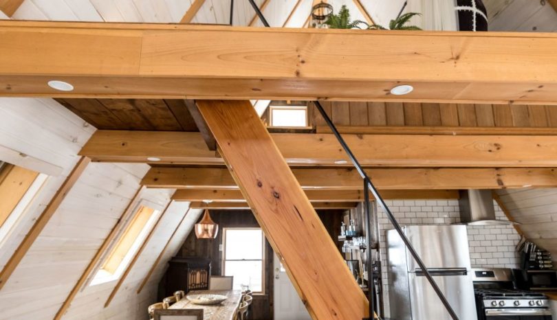 En innertrappa eller stege gör loftet lättillgängligt
